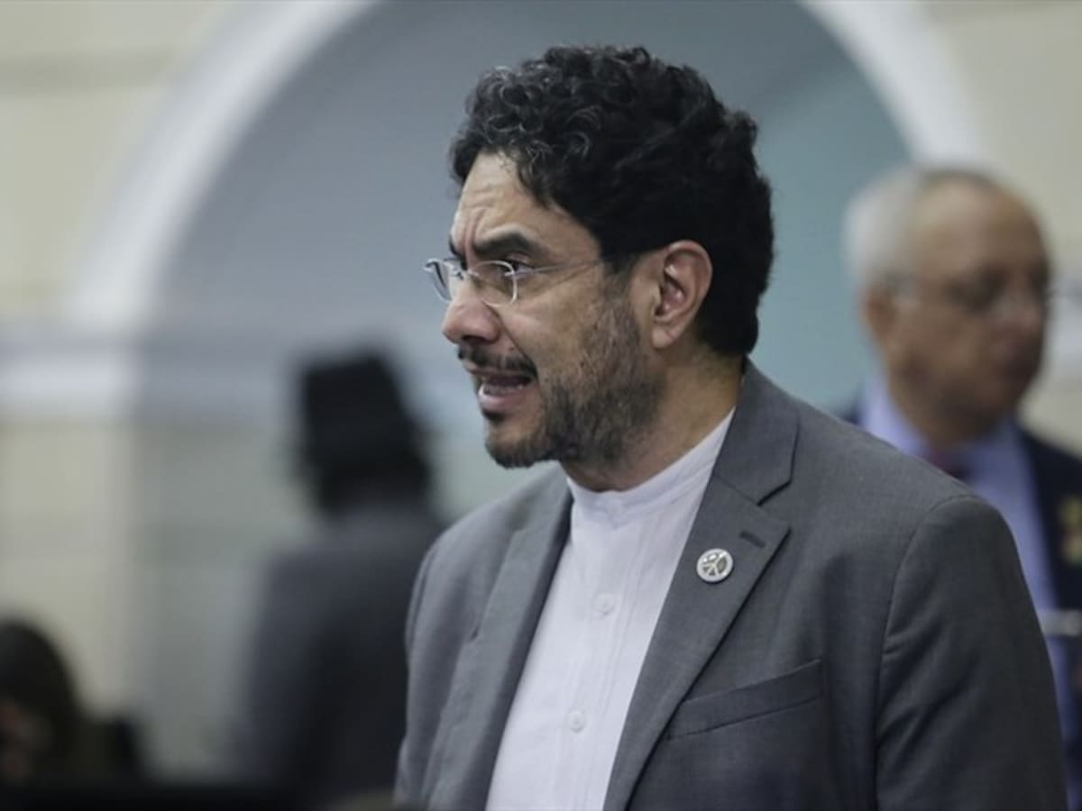 Iván Cepeda anuncia denuncias por escándalo de inteligencia militar