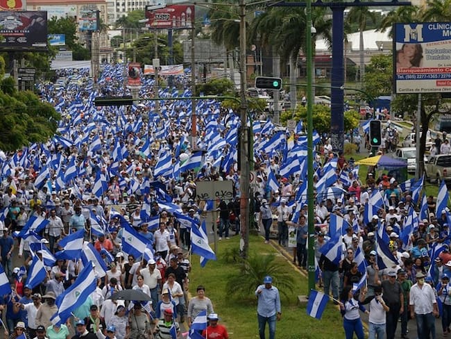 Cientos de nicaragüenses iniciaron una marcha en una de las principales vías del este de Managua, para exigir la renuncia de Ortega. Foto: Getty Images