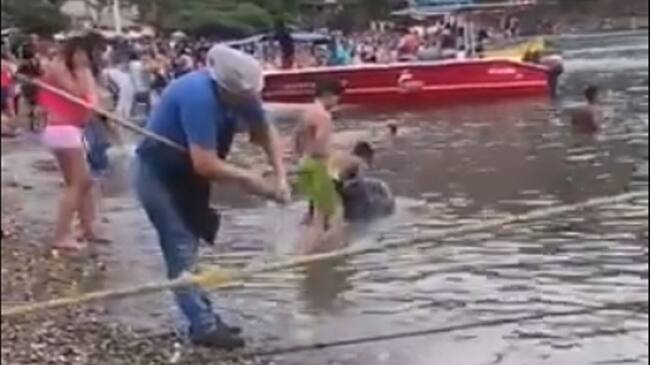 Polémica por mujer que lavó trapero con el agua de la bahía de Taganga . Foto: Captura de pantalla