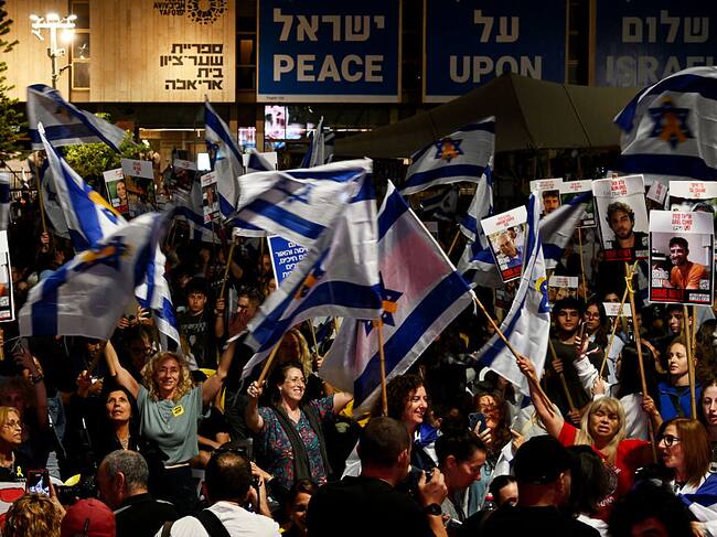 Personas se reúnen a esperar la liberación de los rehenes israelíes. (Photo by Alexi J. Rosenfeld/Getty Images)