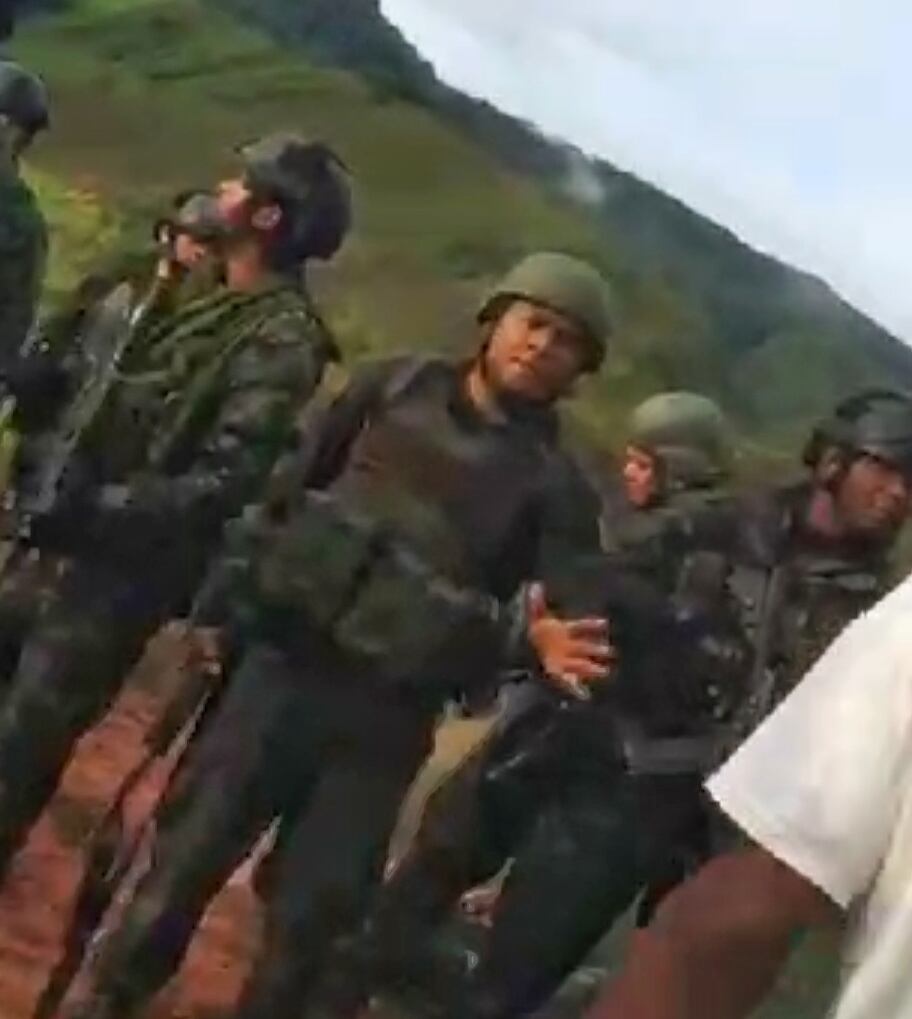 "La comunidad, totalmente constreñida, interceptó a la unidad y les arrebató por la fuerza a los sujetos que habían sido capturados". Crédito: Red de Apoyo, Cauca.
