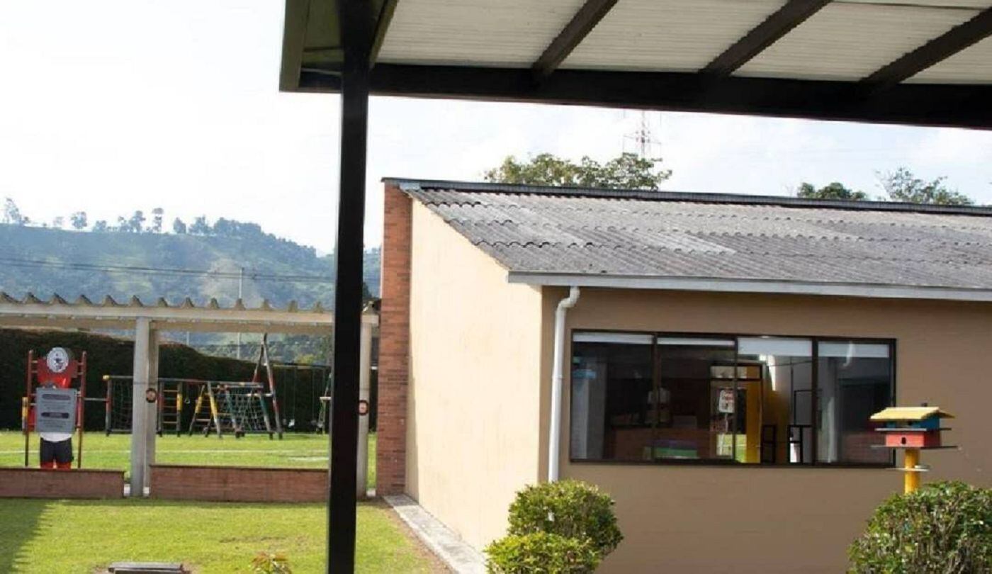 Continúan investigando posible bullying en el colegio Granadino de Villamaría, Caldas. Crédito: Tomada del Facebook del colegio Granadino.