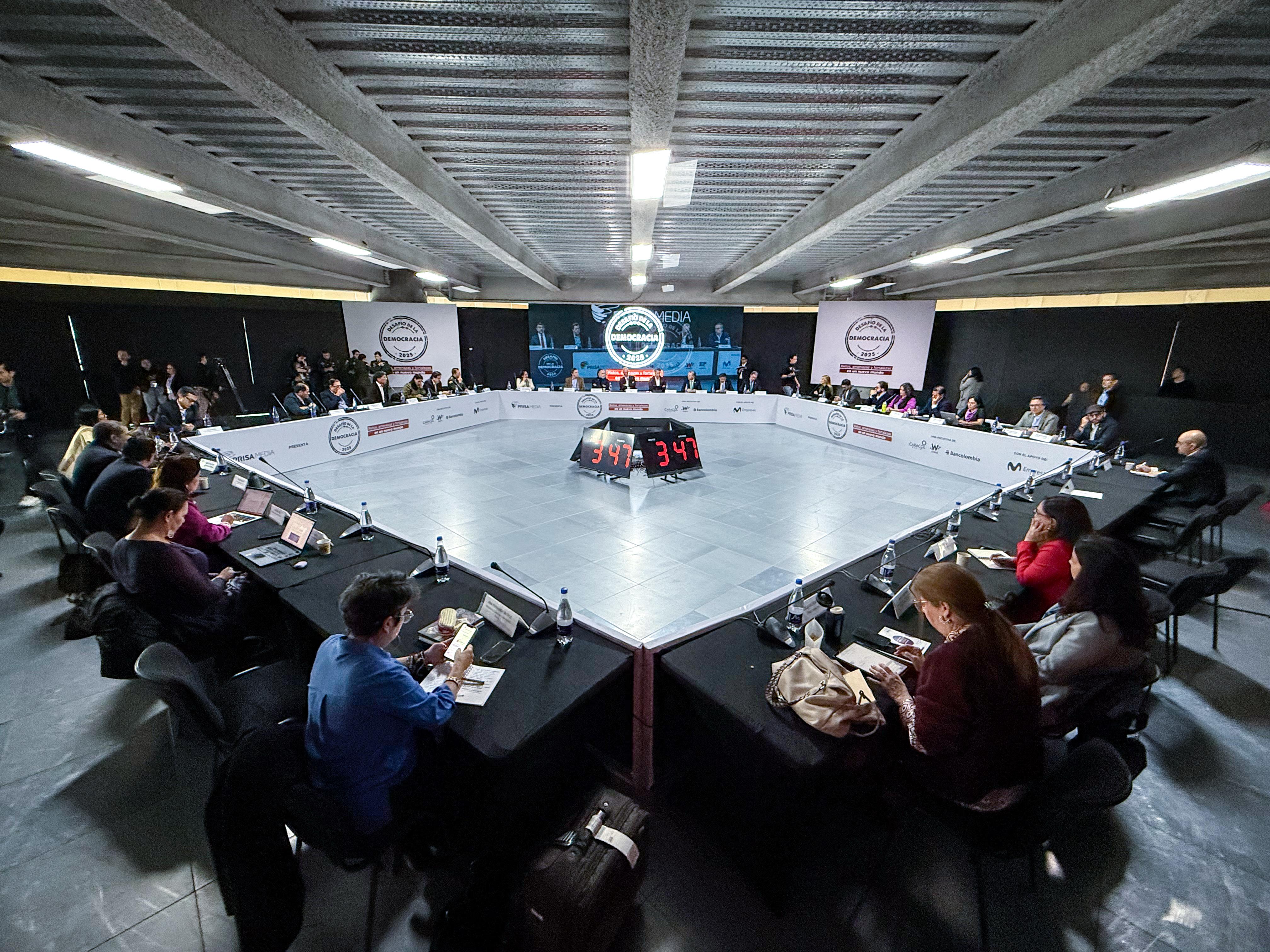 Al tercer Desafío de la Democracia organizado por Prisa Media asistieron 40 líderes y expertos de todos los sectores de la sociedad. | Foto: W Radio