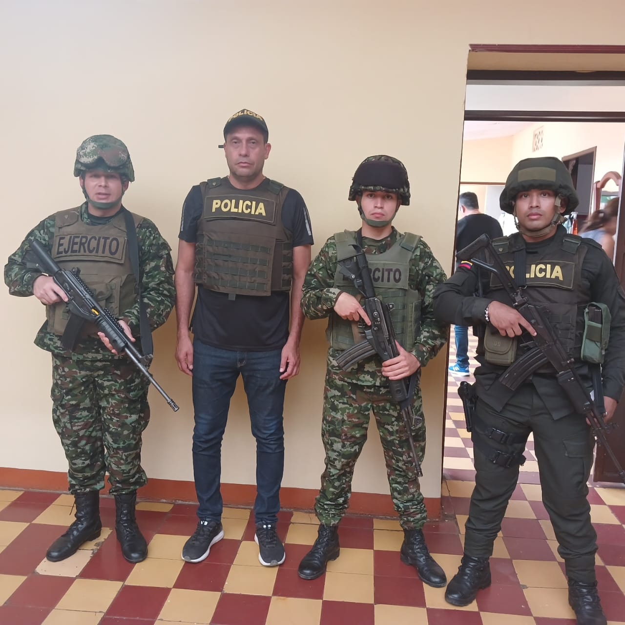 Exalcalde junto a las autoridades luego de su liberación.