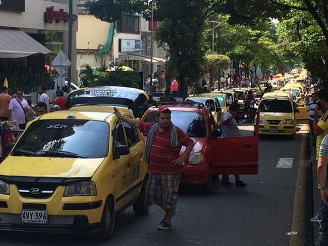 Taxistas bloquean principales vías de Bucaramanga por plan tortuga. Foto: Gerardo Navarro