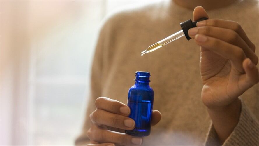 Se ordena a Samir Nanem Malaver cesar el ofrecimiento y puesta a disposición de los consumidores del dióxido de cloro como presunto tratamiento para prevenir el contagio del COVID-19. Foto: Getty Images / JAMIE GRILL