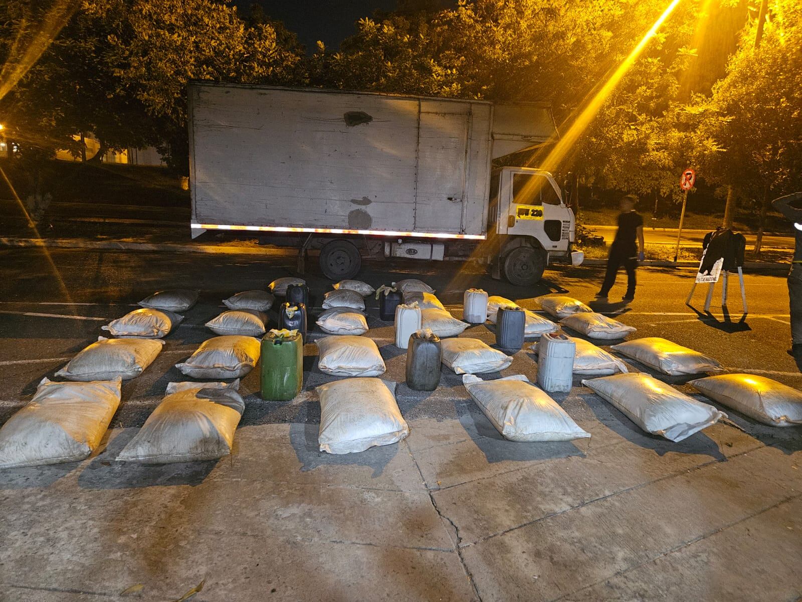 Camión que transportaba las sustancias incautadas.