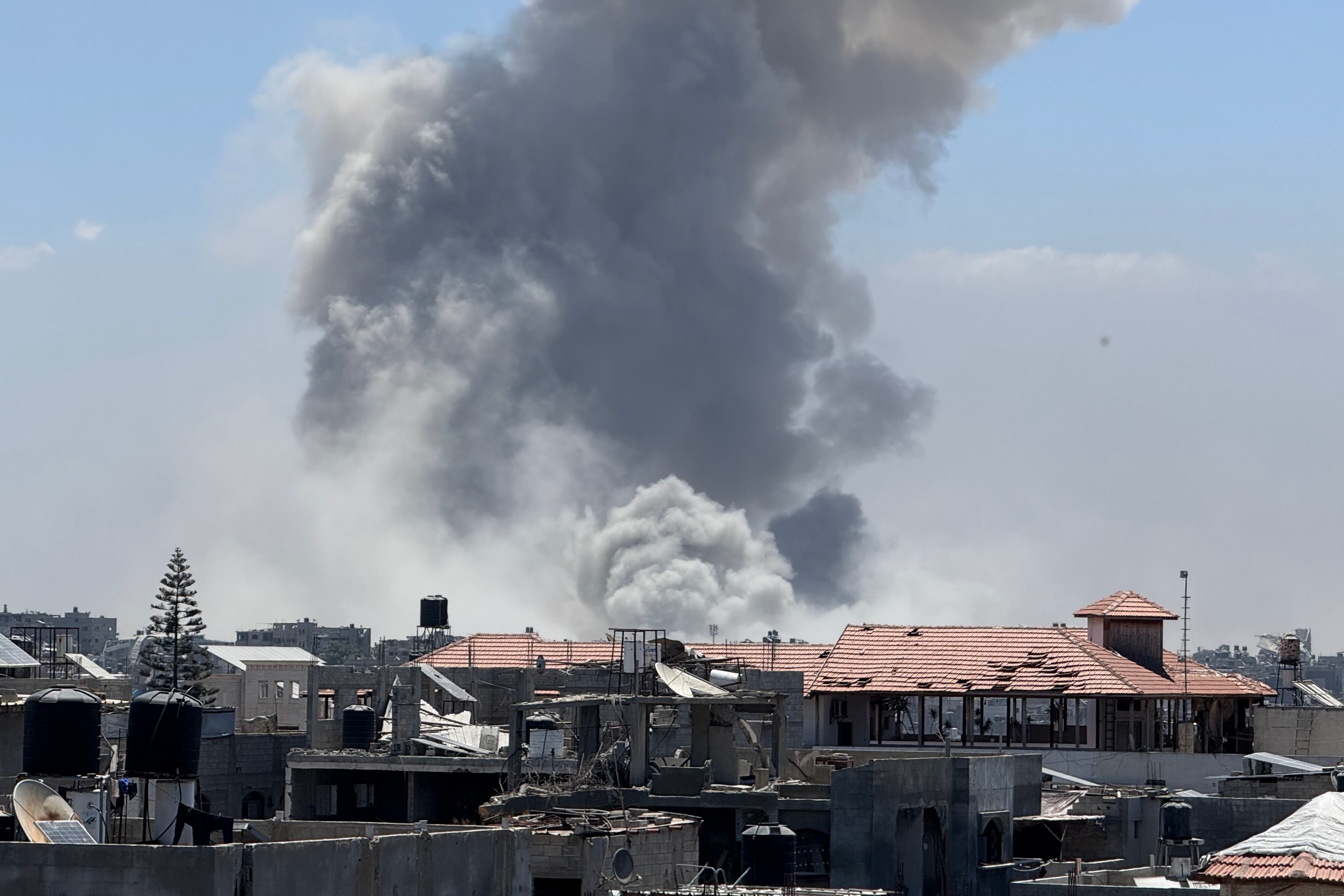 Bombardeos mataron a 54 gazatíes en el área a la que Israel desplaza a la población. EFE/ Ahmad Awad