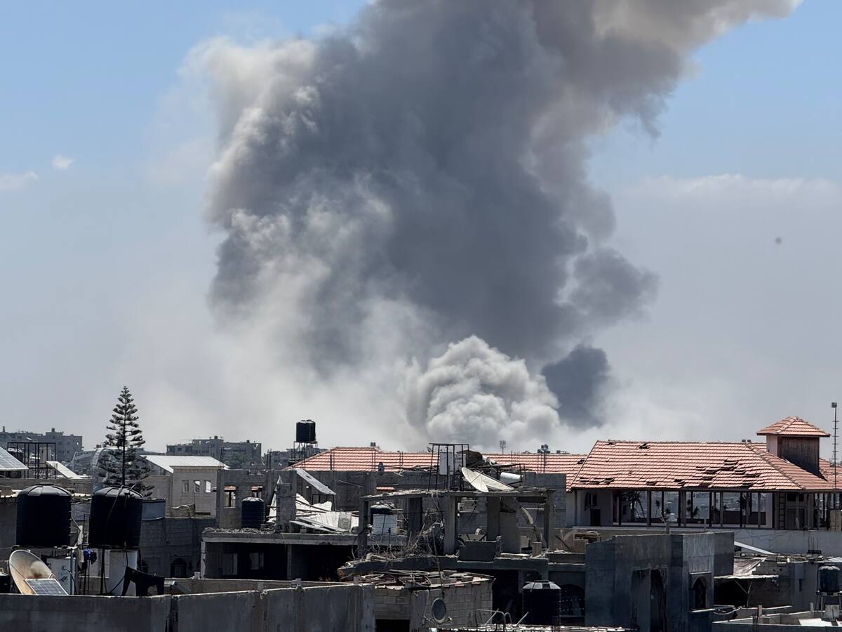 Bombardeos mataron a 54 gazatíes en el área a la que Israel desplaza a la población