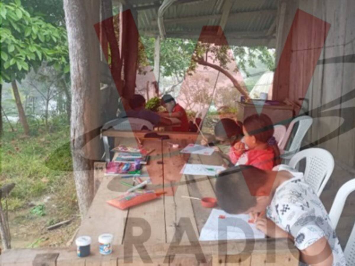Estudiantes en La Esperanza reciben clases en el patio de una casa