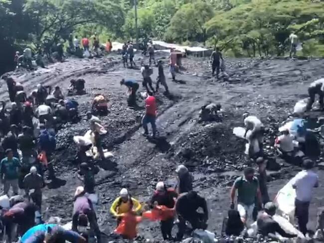 Elver Monroy, representante de una de las asociaciones de guaqueros, dice que las empresas, como Esmeralda Santa Rosa, tiene la voluntad.. Foto: Suministrada