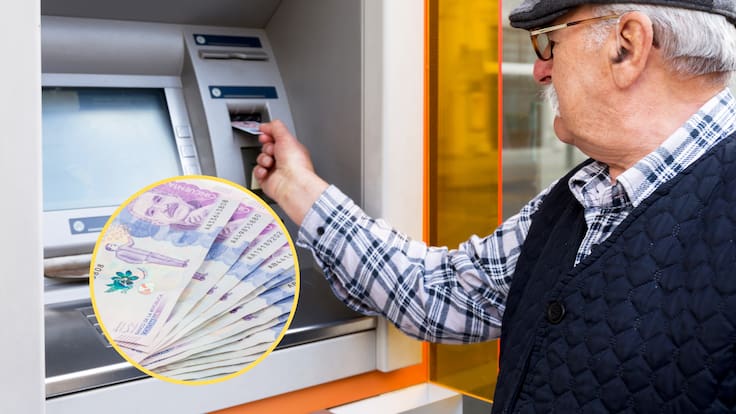 Adulto mayor jubilado retirando la pensión en un cajero automático. En el círculo, la imagen del billete de 50 mil pesos colombianos / Fotos: GettyImages