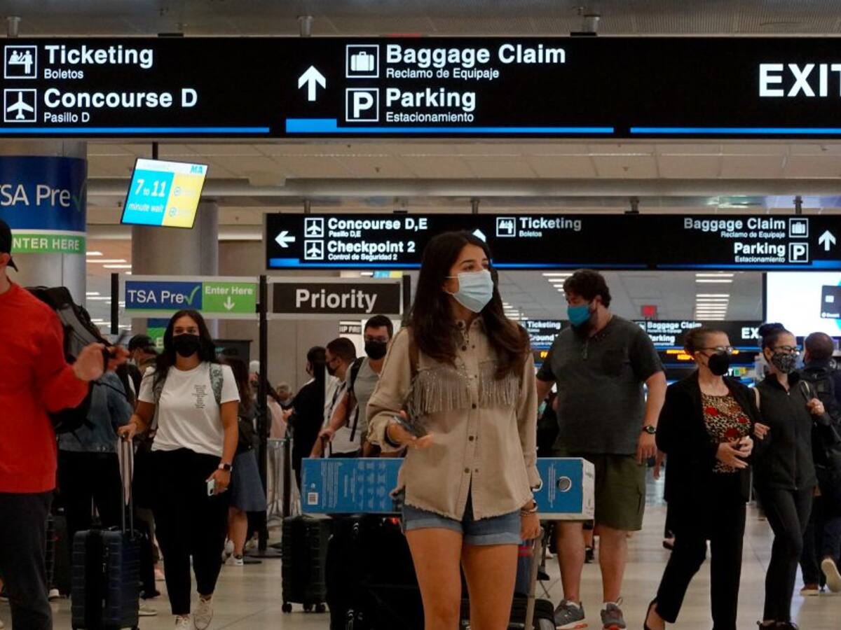 EE.UU. estudia restricciones a viajeros de China por el aumento de casos de COVID-19