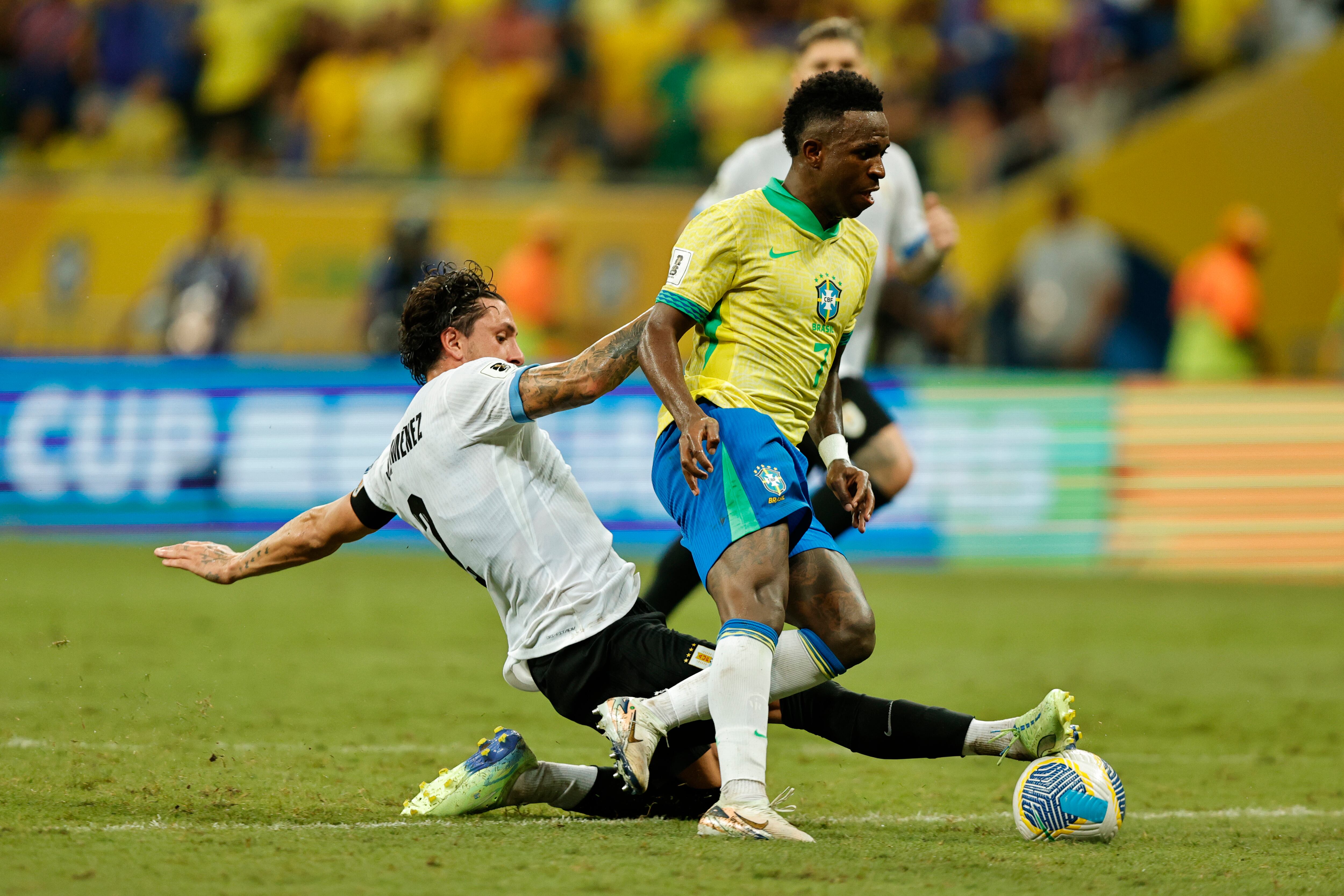 Vinicius Jr (d) de Brasil disputa el balón con José María Giménez de Uruguay este martes, en un partido de las eliminatorias sudamericanas para el Mundial de 2026 entre Brasil y Uruguay, en el estadio Arena Fonte Nova en Salvador (Brasil). EFE/ Isaac Fontana