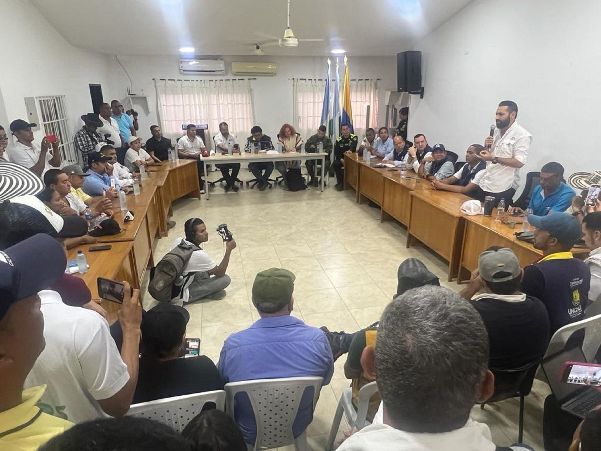 Mesa de diálogo en La Apartada, Córdoba. Foto: Defensoría del Pueblo.