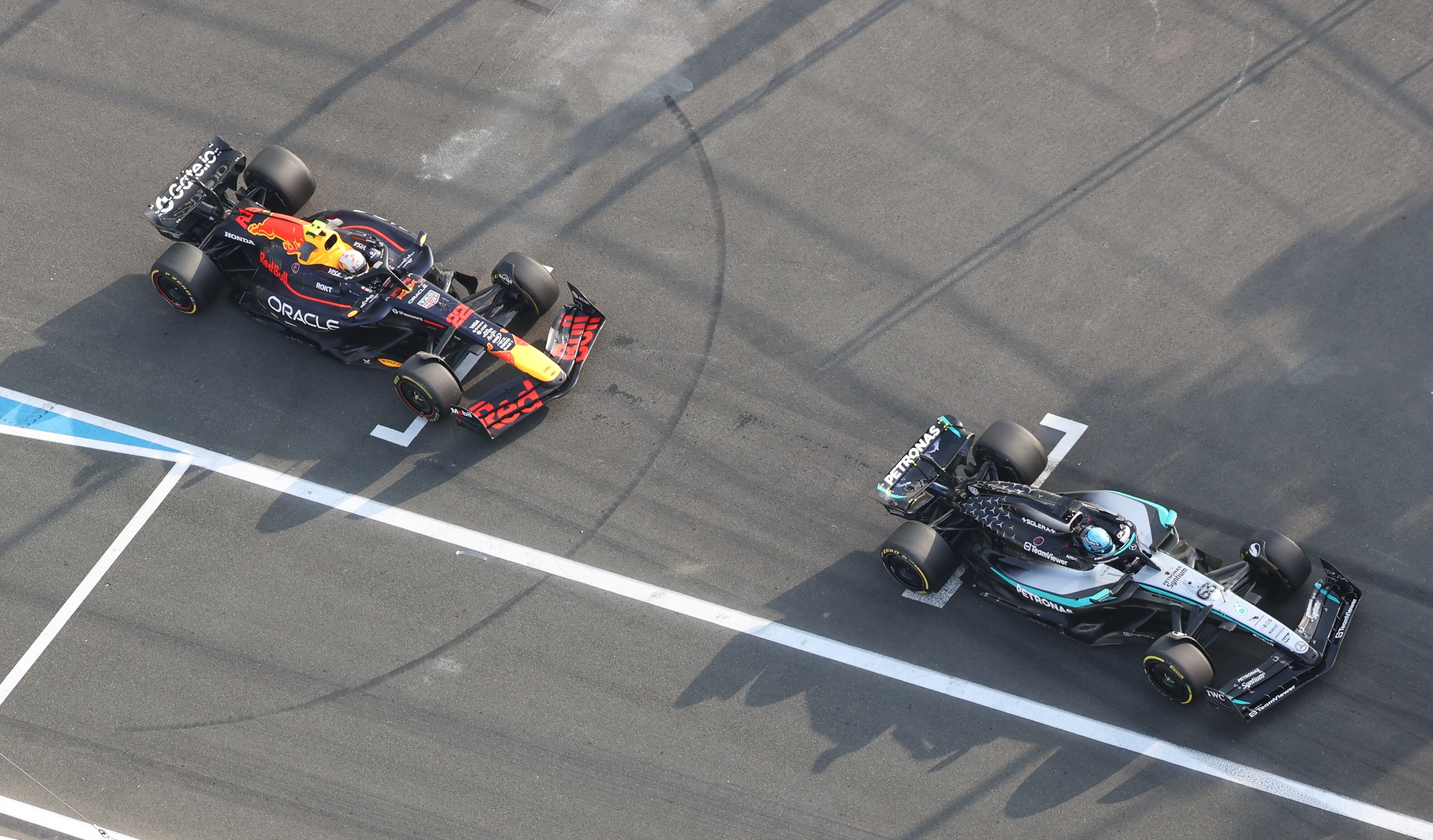 George Rusell de Mercedes y Yuki Tsunoda de Red Bull, durante la primera práctica del Gran Premio de Arabia Saudí de la F1. FOTO: EFE/EPA/ALI HAIDER