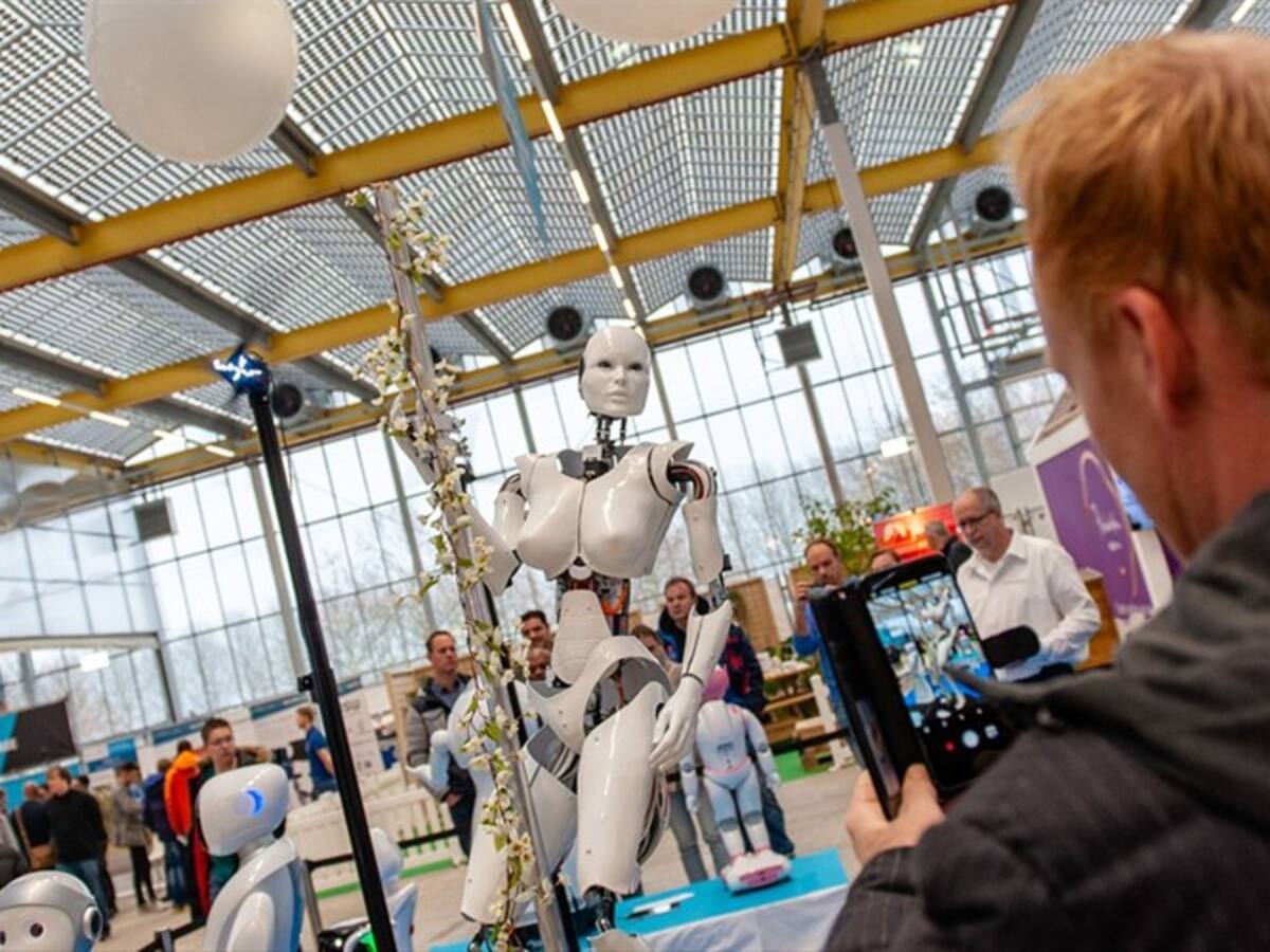 Por primera vez robots femeninas hacen estriptis en Francia