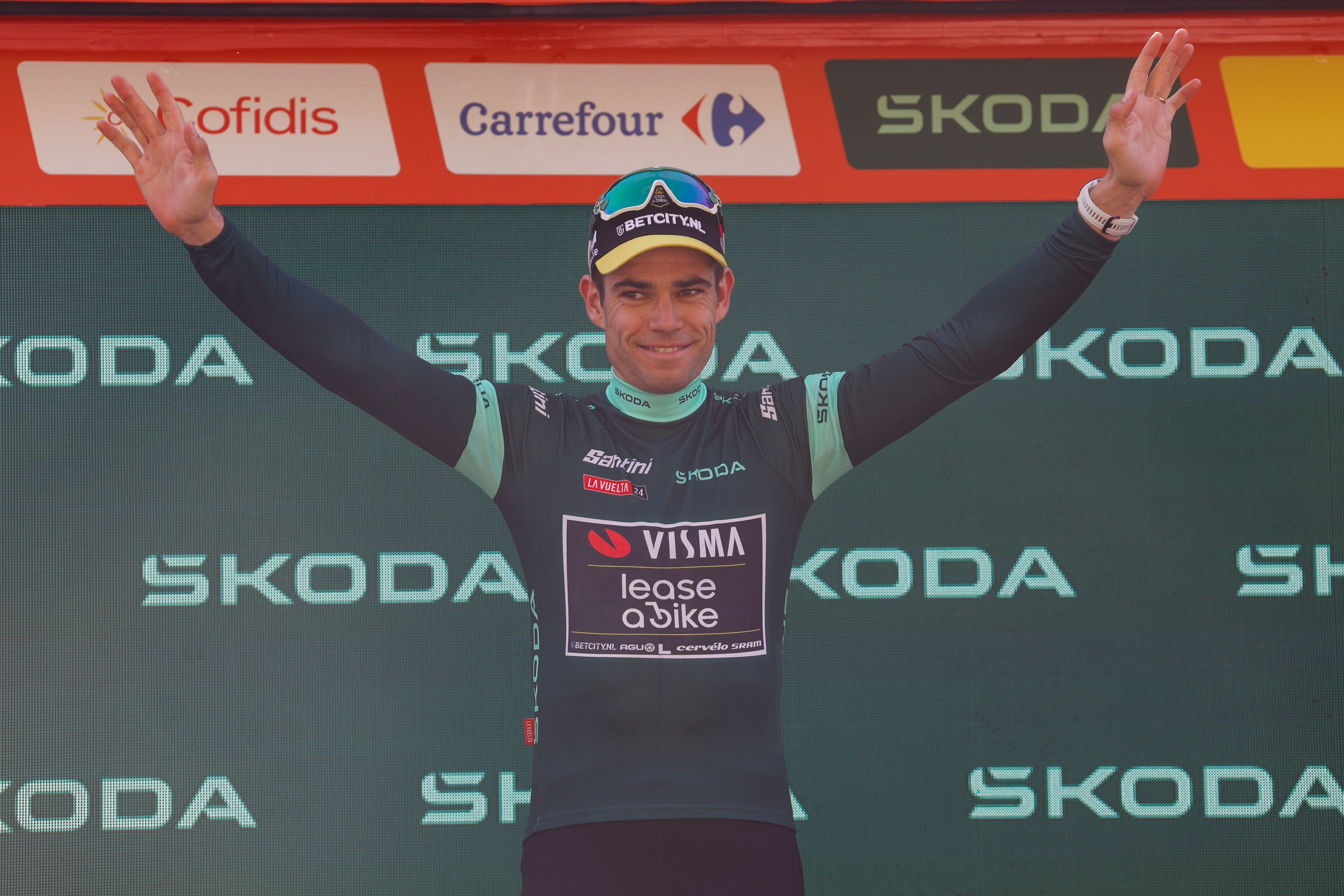 CÓRDOBA, 23/08/2024.- El ciclista belga del Visma Wout van Aert en el podio con el maillot de la clasificación general de puntos tras la séptima etapa de la Vuelta a España, este viernes entre Archidona y Córdoba, de 180,5 kilómetros de recorrido. EFE/ Javier Lizón