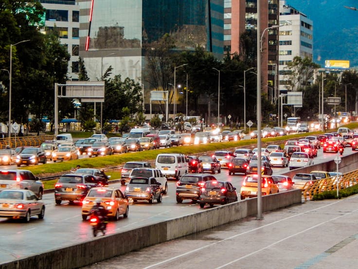 Carros particulares y de servicio público transitando por Bogotá (Foto vía GettyImages)