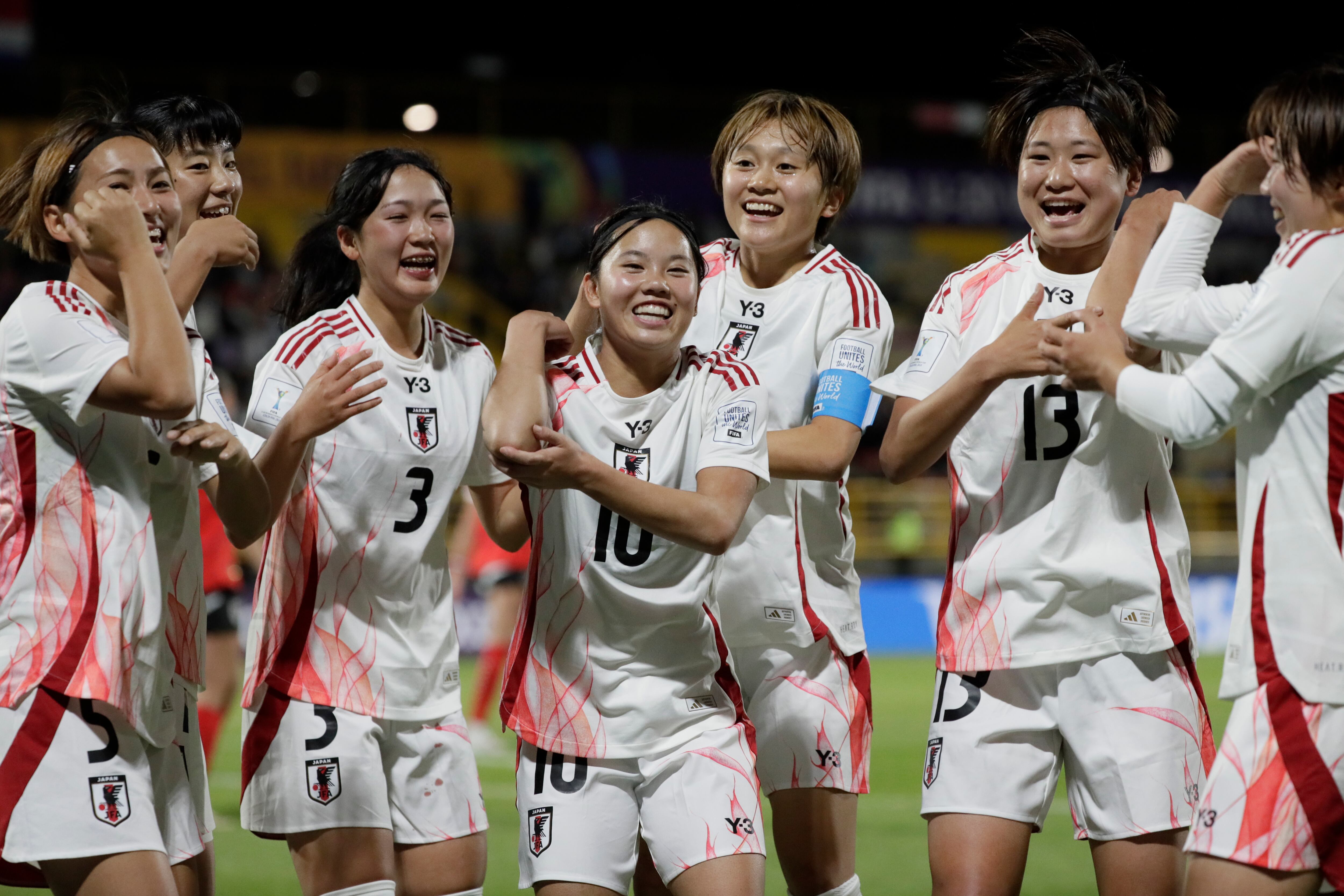 Jugadoras de Japón celebran un gol este domingo, en un partido del grupo E de la Copa Mundial Femenina sub-20 entre las selecciones de Austria y Japón en el estadio de Techo en Bogotá (Colombia). EFE/ Carlos Ortega