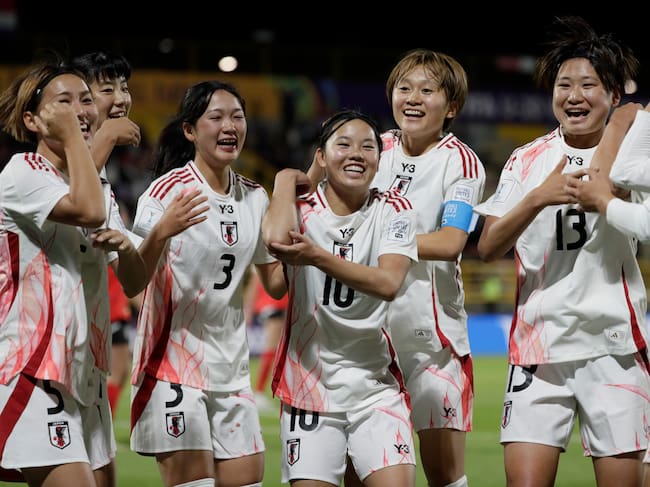 Jugadoras de Japón celebran un gol este domingo, en un partido del grupo E de la Copa Mundial Femenina sub-20 entre las selecciones de Austria y Japón en el estadio de Techo en Bogotá (Colombia). EFE/ Carlos Ortega