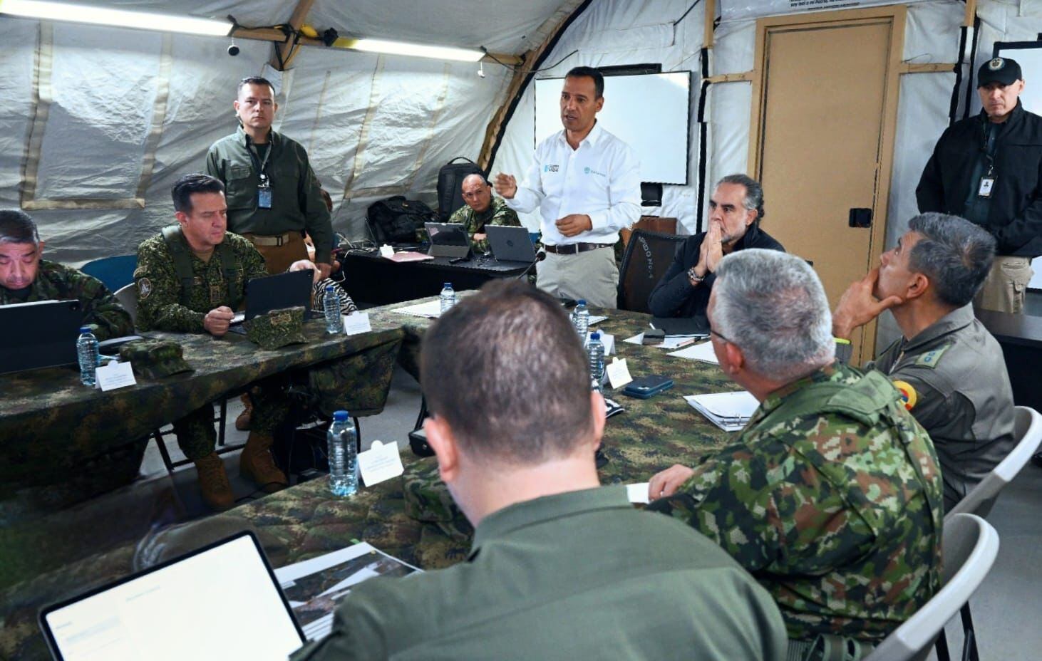 La cúpula militar, el ministro del Interior y el de Defensa en Popayán. Crédito: MinInterior.