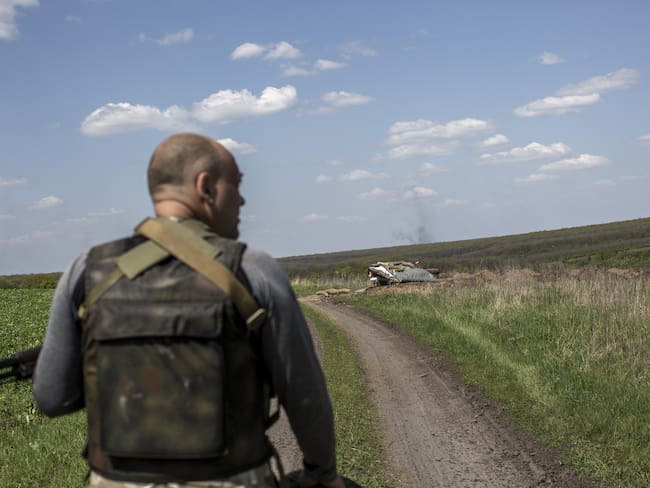 Fuerzas rusas y separatistas llegan a la frontera administrativa de Lugansk