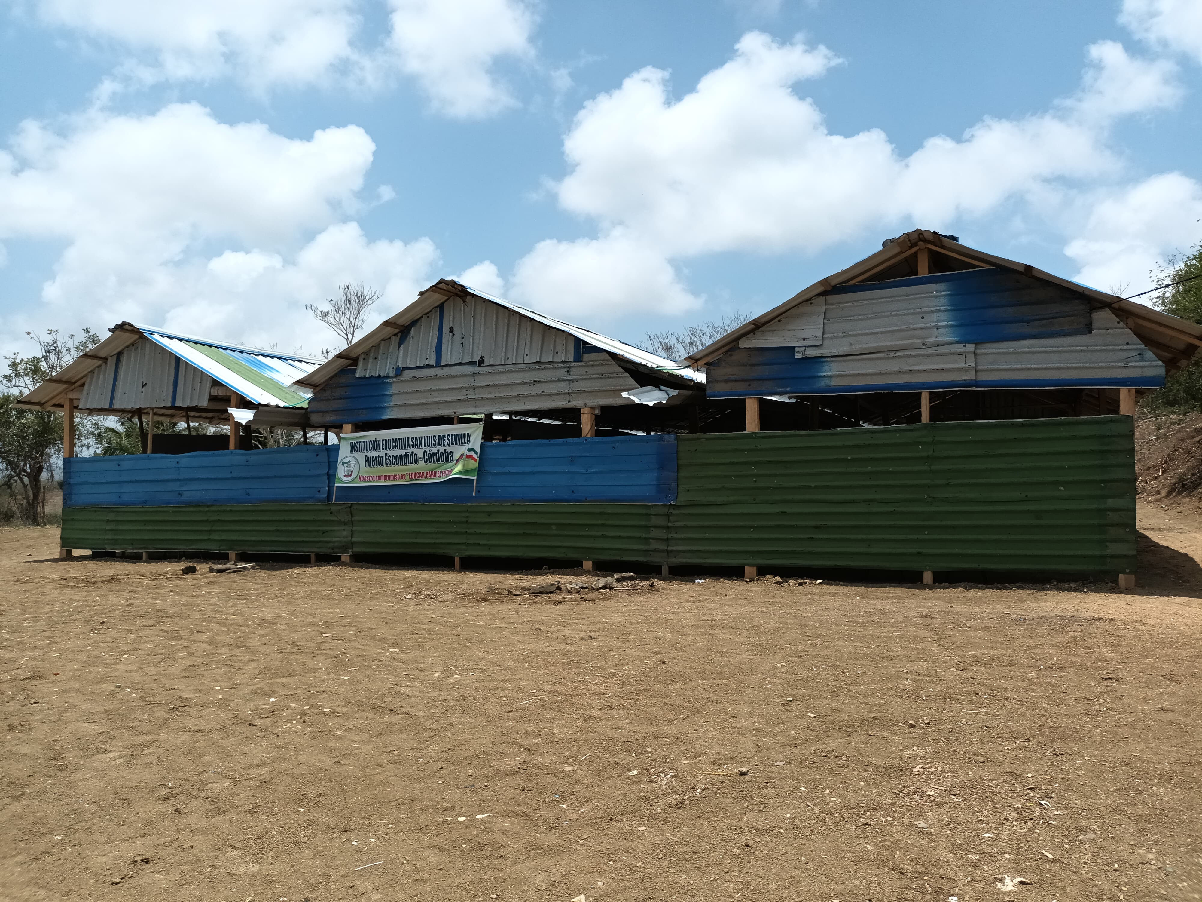 Aulas provisionales del colegio San Luis de Sevilla, Puerto Escondido. Foto: La W/Claudia Hernández.