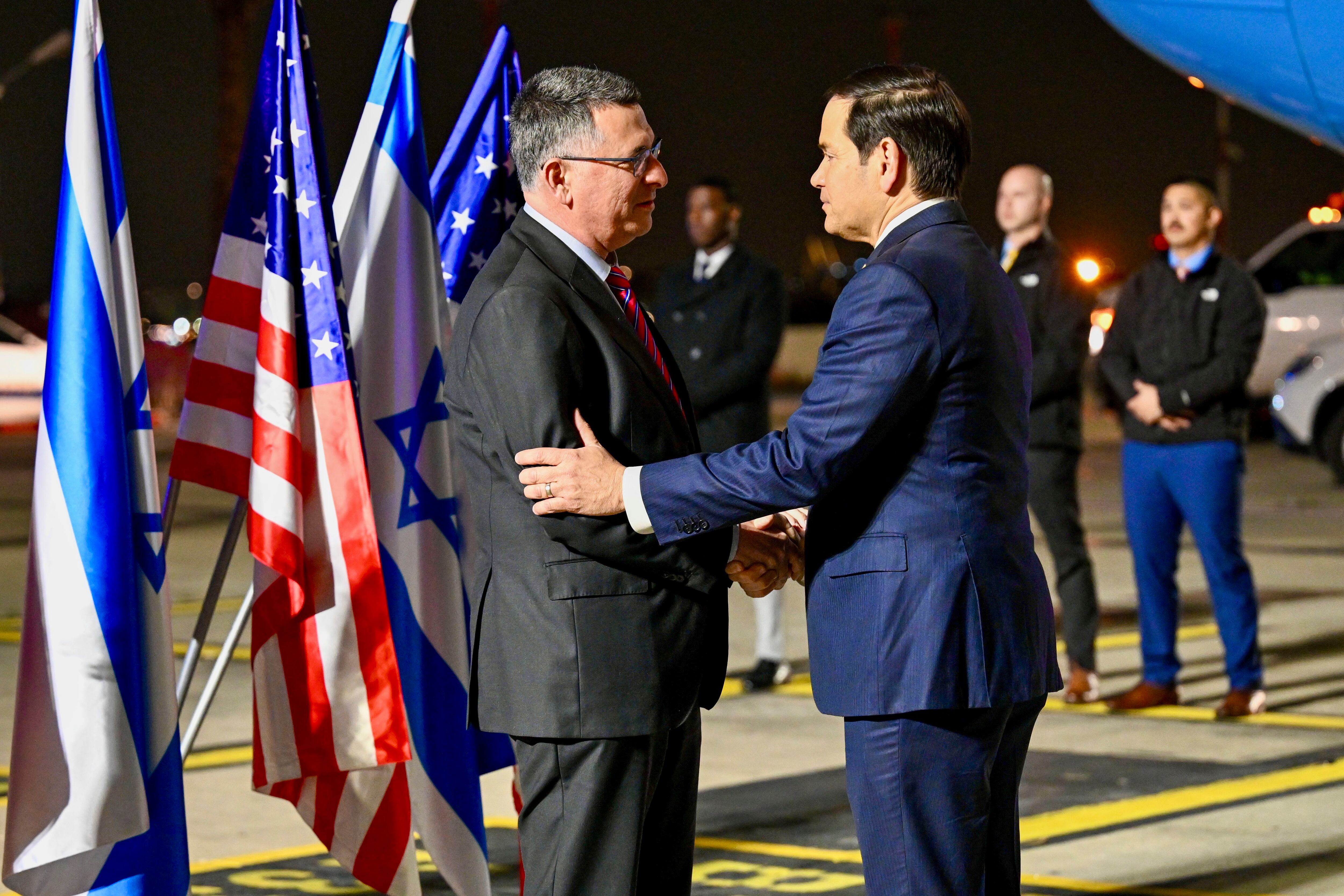JERUSALÉN, 16/02/2025.- El secretario de Estado de Estados Unidos, Marco Rubio (d), es recibido por el ministro de Asuntos Exteriores de Israel, Gideon Sar, este sábado en el aeropuerto Ben Gurion. EFE/U.S. Embassy Jerusalem/David Azagury *****SOLO USO EDITORIAL/SOLO DISPONIBLE PARA ILUSTRAR LA NOTICIA QUE ACOMPAÑA (CRÉDITO OBLIGATORIO) *****