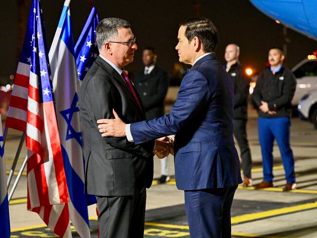 JERUSALÉN, 16/02/2025.- El secretario de Estado de Estados Unidos, Marco Rubio (d), es recibido por el ministro de Asuntos Exteriores de Israel, Gideon Sar, este sábado en el aeropuerto Ben Gurion. EFE/U.S. Embassy Jerusalem/David Azagury *****SOLO USO EDITORIAL/SOLO DISPONIBLE PARA ILUSTRAR LA NOTICIA QUE ACOMPAÑA (CRÉDITO OBLIGATORIO) *****