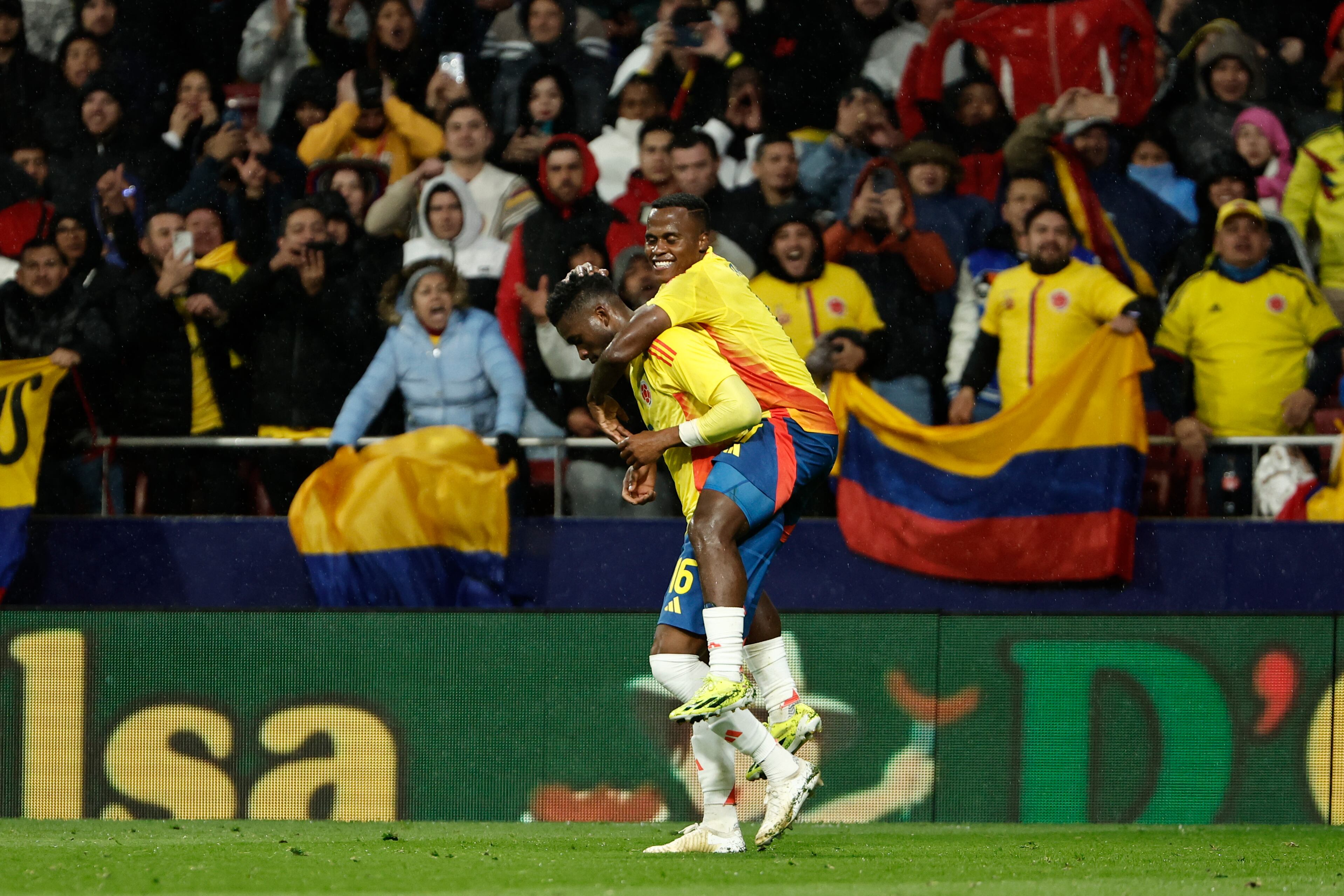 Jhon Arias celebro su gol ante Rumania, junto a Jefferson Lerma. EFE/Sergio Pérez