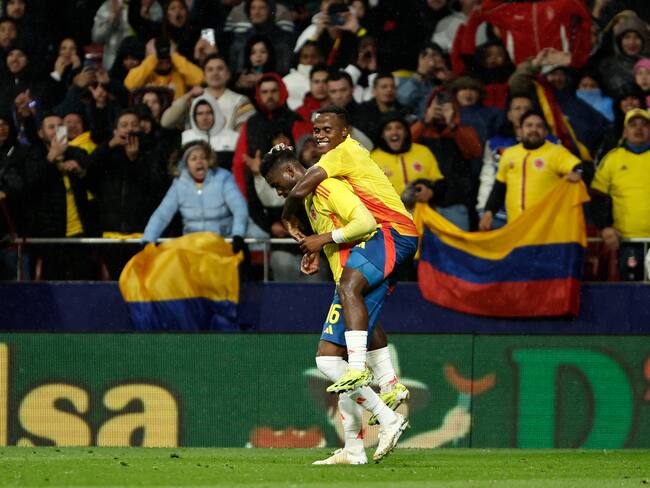 Jhon Arias celebro su gol ante Rumania, junto a Jefferson Lerma. EFE/Sergio Pérez