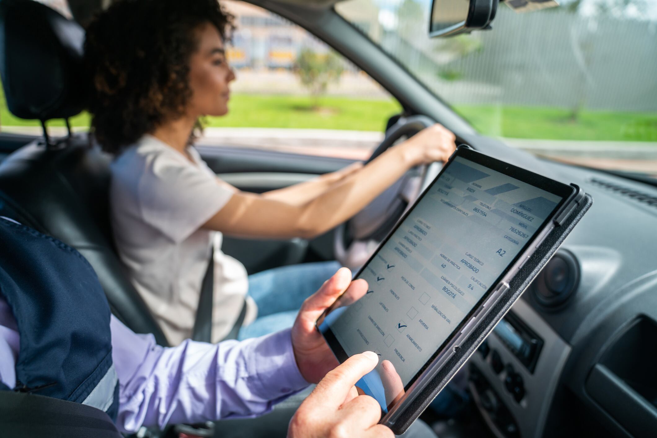 Mujer presentando el examen para la licencia de conducción (Getty Images)
