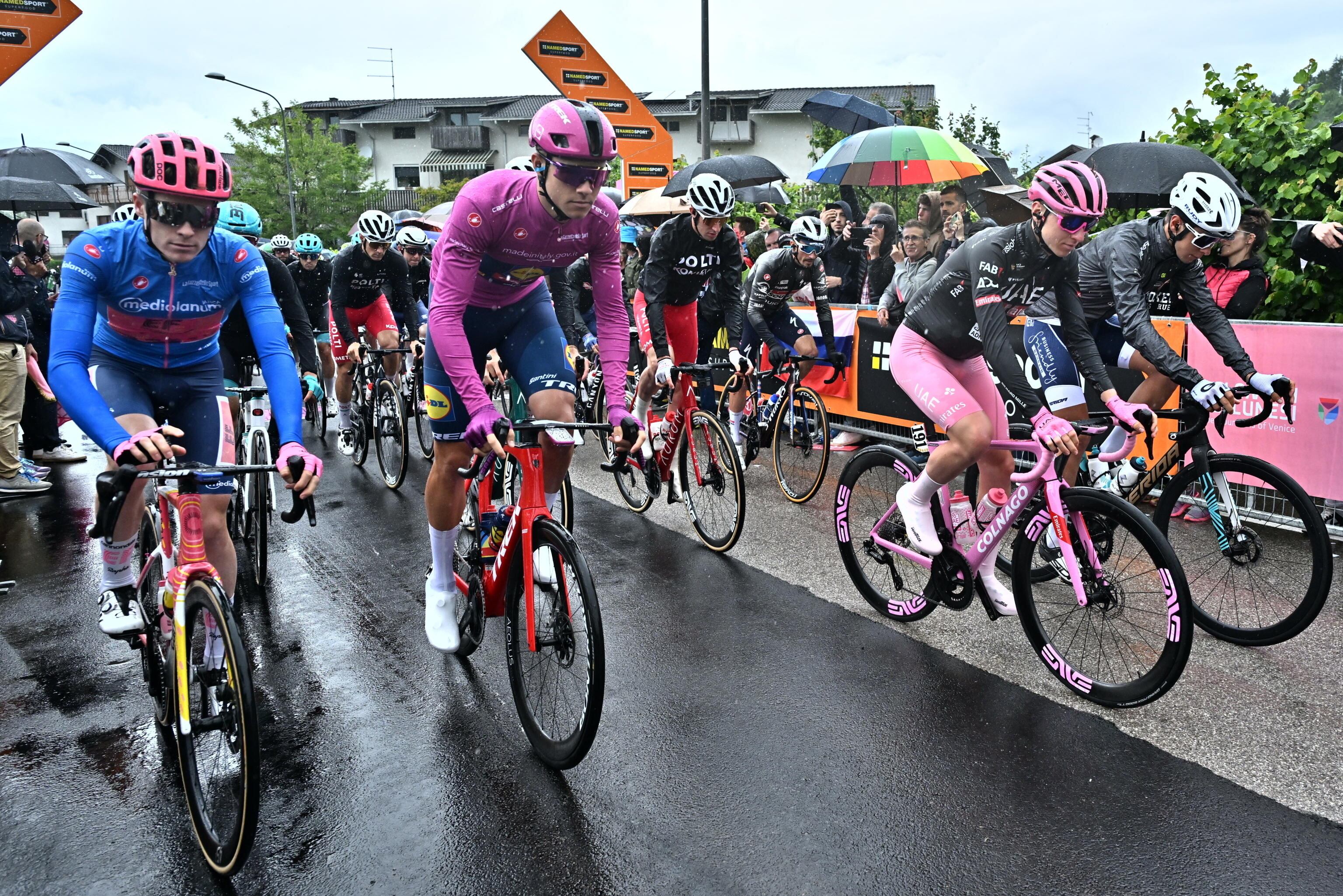 Ciclistas en el Giro de Italia. Foto: EFE/EPA/LUCA ZENNARO