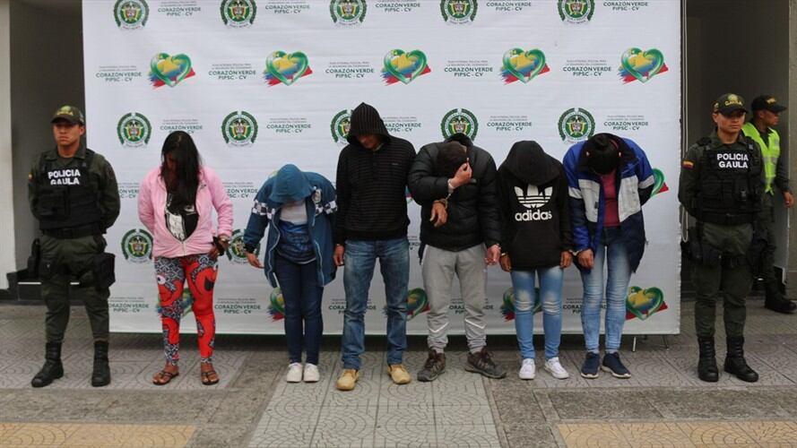 En cuatro diferentes municipios del país cayeron seis integrantes de la banda delincuencial “Los Cafeteros”, señalados de dedicarse a extorsionar. Foto: Policía Nacional