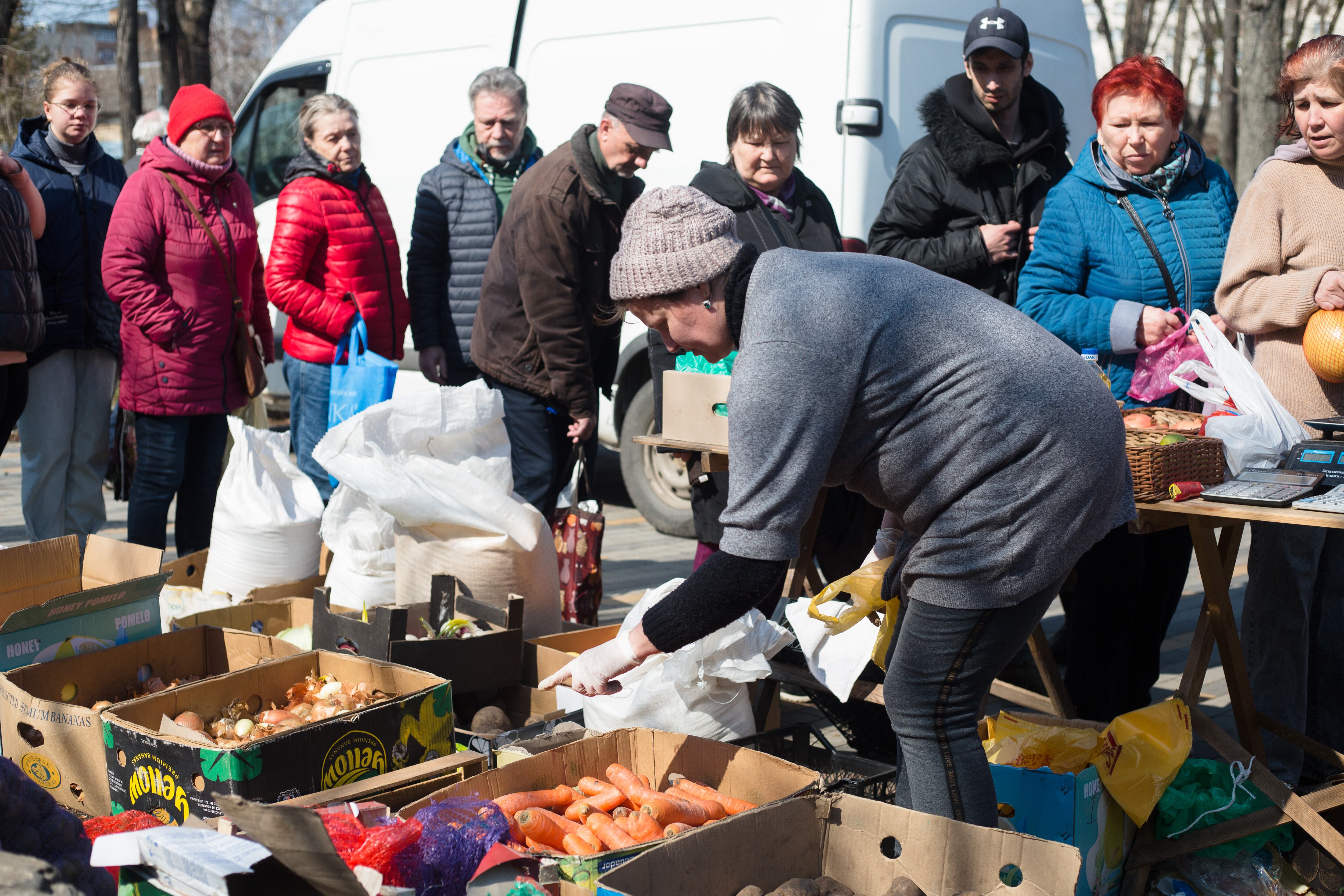 Ucranianos reparten comida a sus connacionales en Kiev (Photo by Anastasia Vlasova/Getty Images)