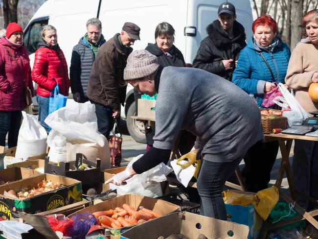 Ucranianos reparten comida a sus connacionales en Kiev (Photo by Anastasia Vlasova/Getty Images)