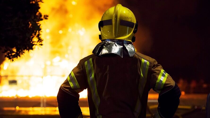 Tres máquinas fueron enviadas al sitio y los voluntarios lograron evitar que las llamas afectaran cables de energía y edificios laterales. Foto: Getty Images