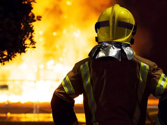 Tres máquinas fueron enviadas al sitio y los voluntarios lograron evitar que las llamas afectaran cables de energía y edificios laterales. Foto: Getty Images