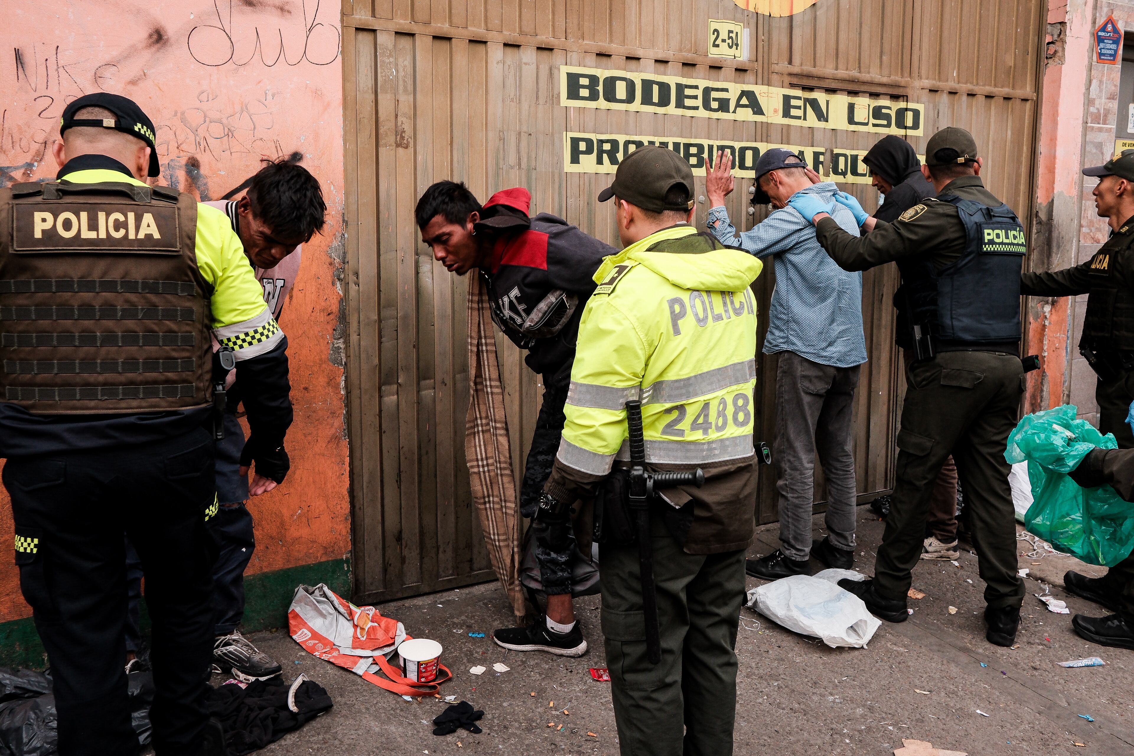 Bogotá. Mayo 03 de 2024. En horas de la madrugada, la Policía Metropolitana de Bogotá, junto al Comando de Fuerzas Especiales del Ejército, llevó a cabo un megaoperativo en el barrio San Bernardo, en el centro de Bogotá. Colprensa