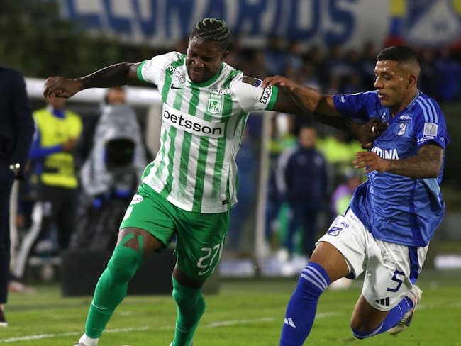 Dairon Asprilla de Atlético Nacional y Nicolás Arévalo de Millonarios F.C. FOTO: Daniel Garzon Herazo/NurPhoto via Getty Images