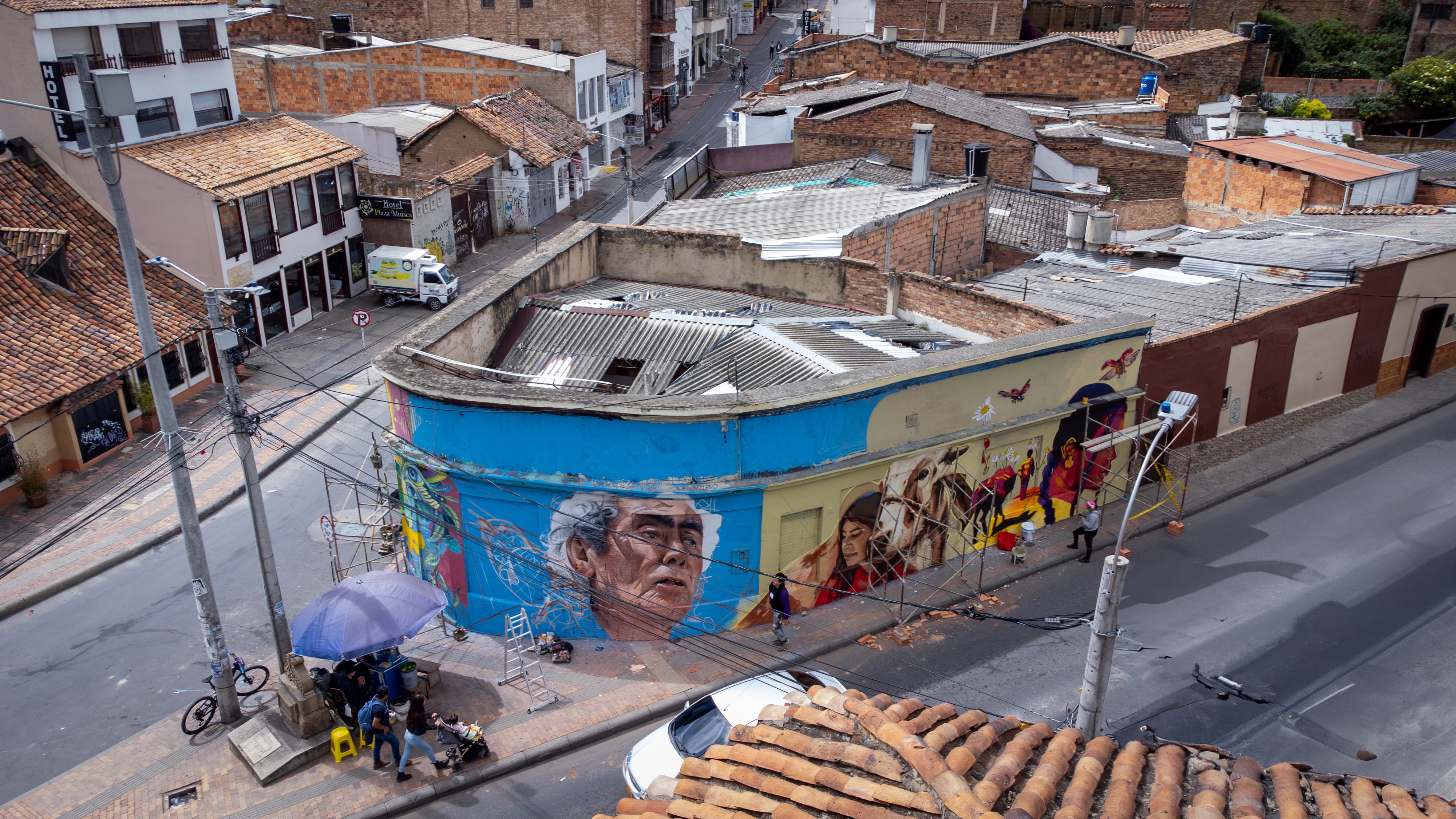 Fachada completa de la casa que divide la avenida Colón con la carrera décima conocida como la Calle Real. Foto David Soler