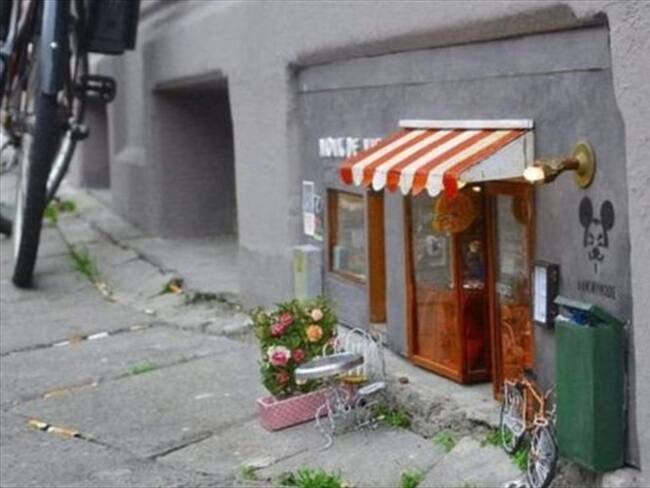 El trabajo de Anonymouse tiene detalles tan pequeños que necesitarás acercarte mucho para ver las tarjetas de crédito que se aceptan en este restaurante. Foto: ANONYMOUSE, tomada de BBC Mundo.