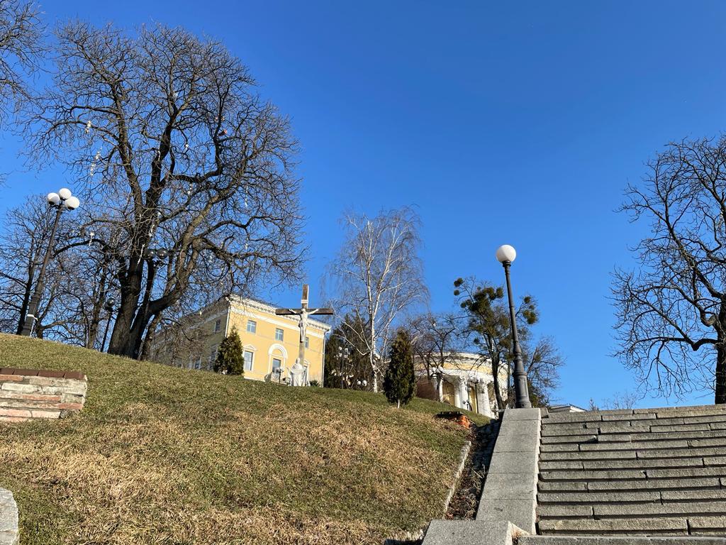 Hay una tensa calma en la capital ucraniana Kiev la víspera del primer aniversario de la invasión rusa.