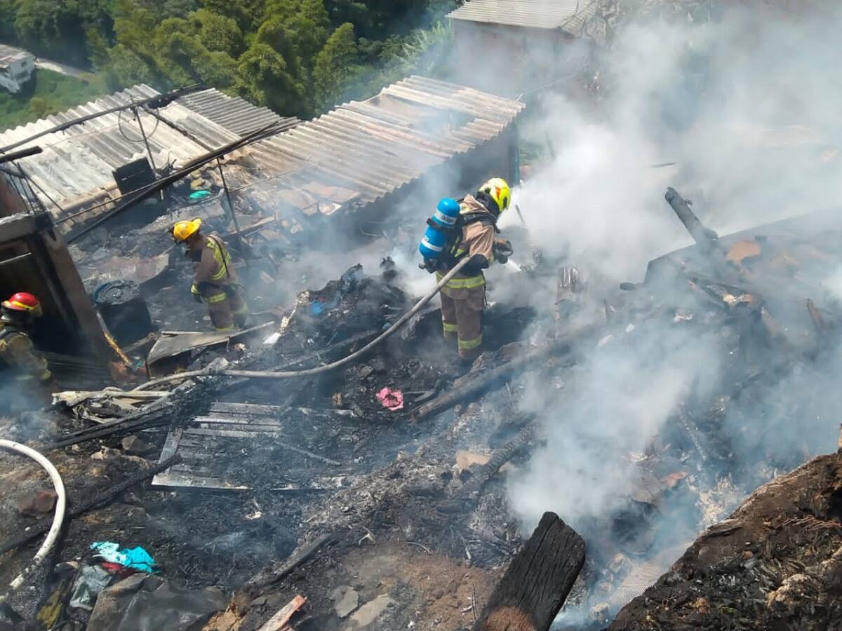 Una vivienda destruida y dos familias damnificadas, dejó un incendio en Manizales