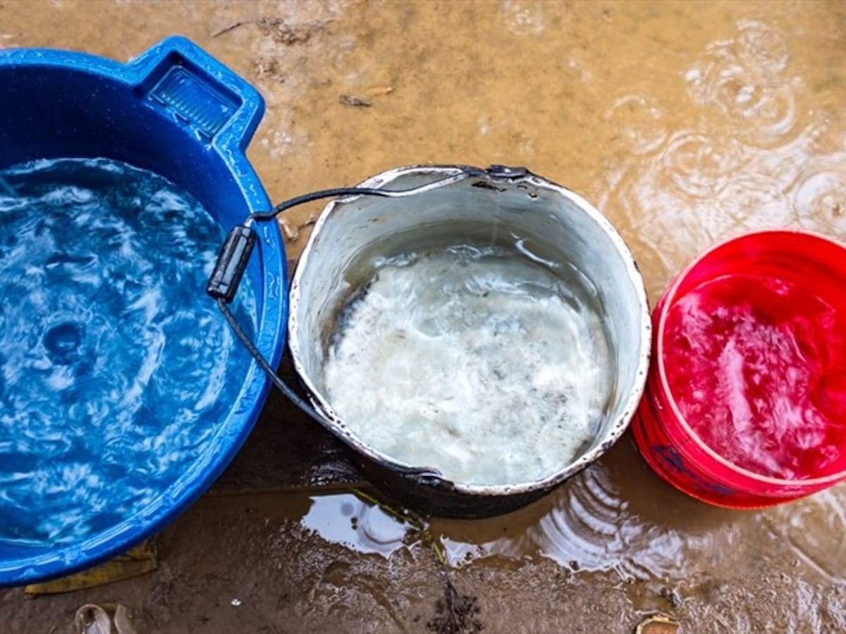 Feligreses beben "agua bendita" del balde en que pastor se bañó en ropa interior