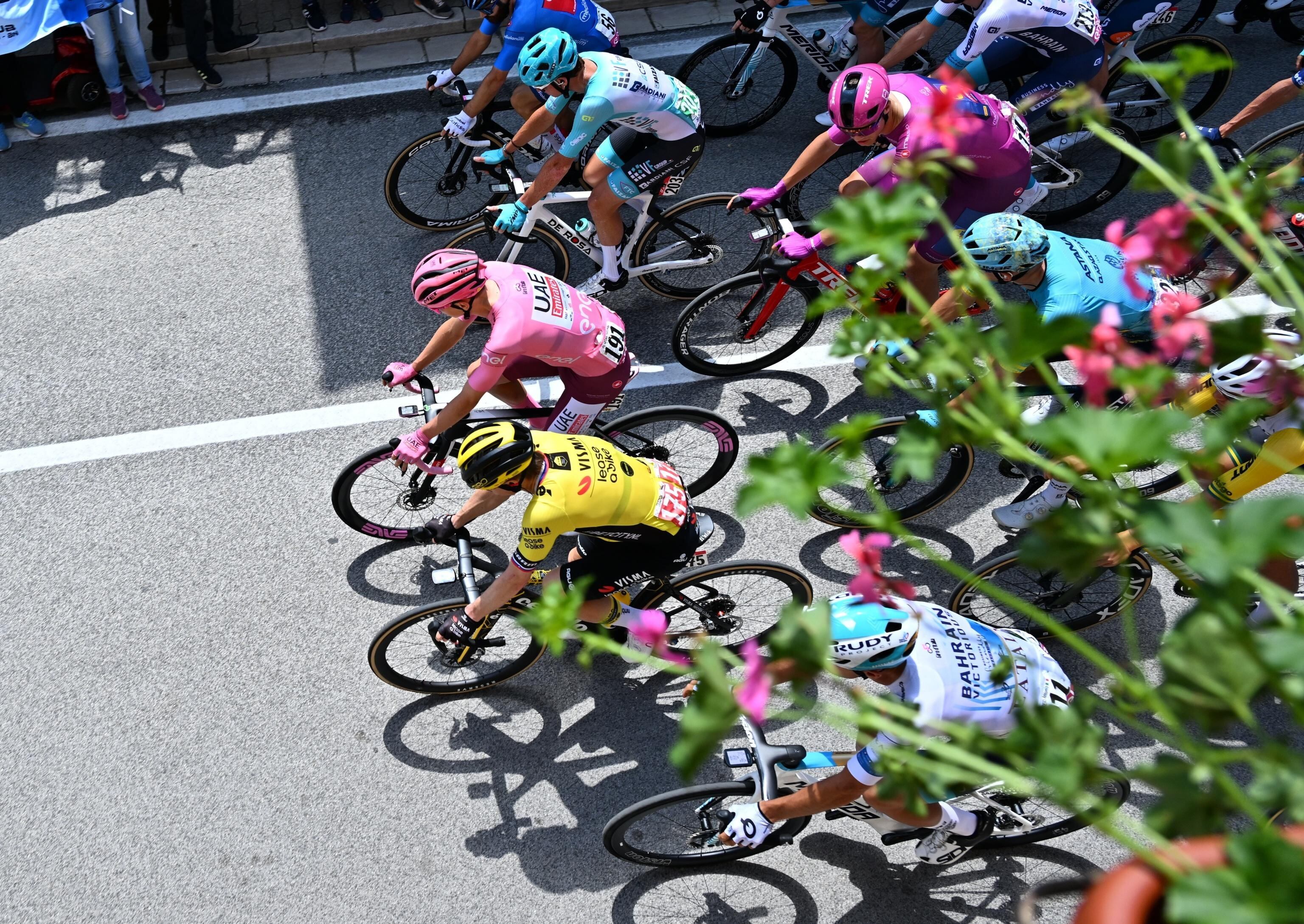 Ciclistas en el Giro de Italia. Foto: EFE/EPA/LUCA ZENNARO