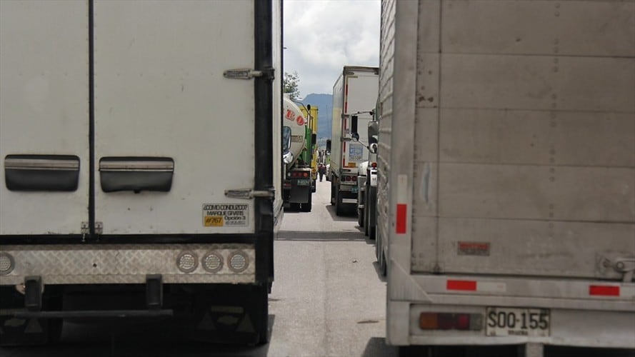 La Superintendencia de Transporte informó que fueron tres empresas generadoras de carga y cuatro empresas transportadoras de carga las que decidió sancionar. Foto: Colprensa / ÁLVARO TAVERA