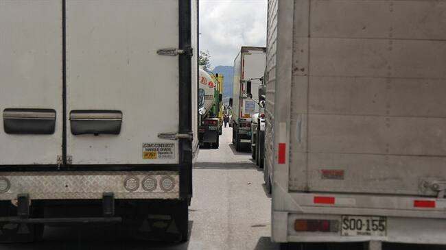 La Superintendencia de Transporte informó que fueron tres empresas generadoras de carga y cuatro empresas transportadoras de carga las que decidió sancionar. Foto: Colprensa / ÁLVARO TAVERA