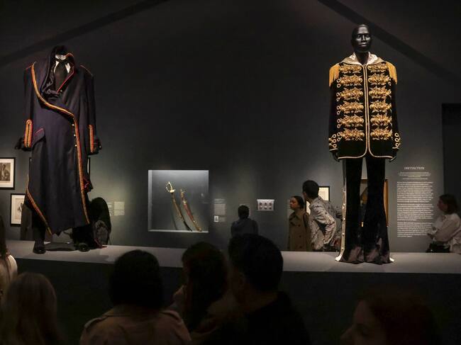 NEW YORK (United States), 05/05/2025.- People view the fashion on display during the press preview for the opening of The Met's Costume Institute exhibition 'Superfine: Tailoring Black Style' at the Metropolitan Museum of Art in New York, New York, USA, 05 May 2025. (Moda, Nueva York) EFE/EPA/SARAH YENESEL